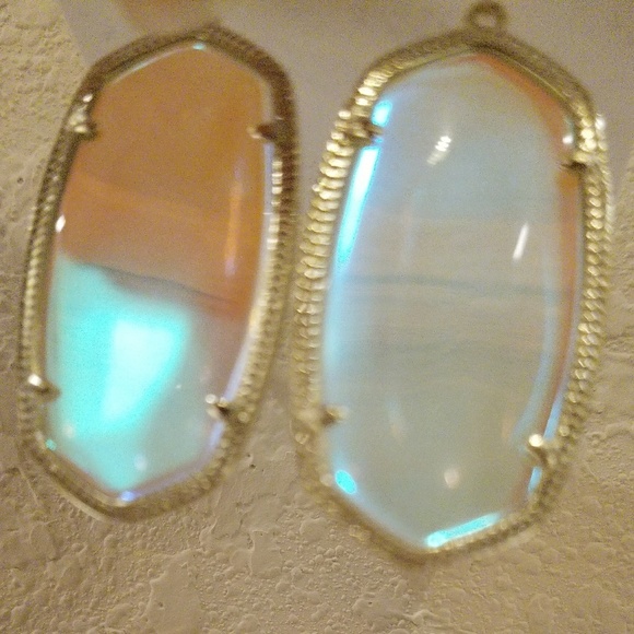 NWT Kendra Scott Danielle Earrings in Gold - Picture 5 of 6